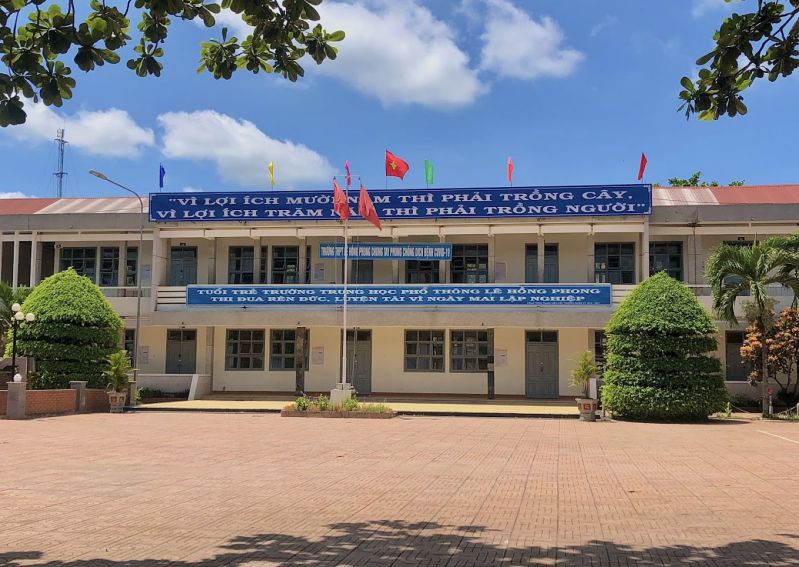 Khuôn viên khang trang của trường THPT Lê Hồng Phong