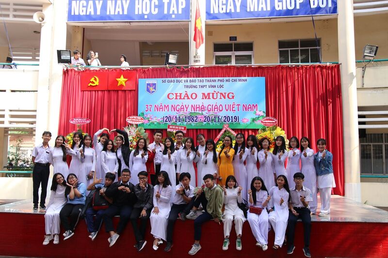 Các giáo viên và học sinh của trường THPT Vĩnh Lộc B