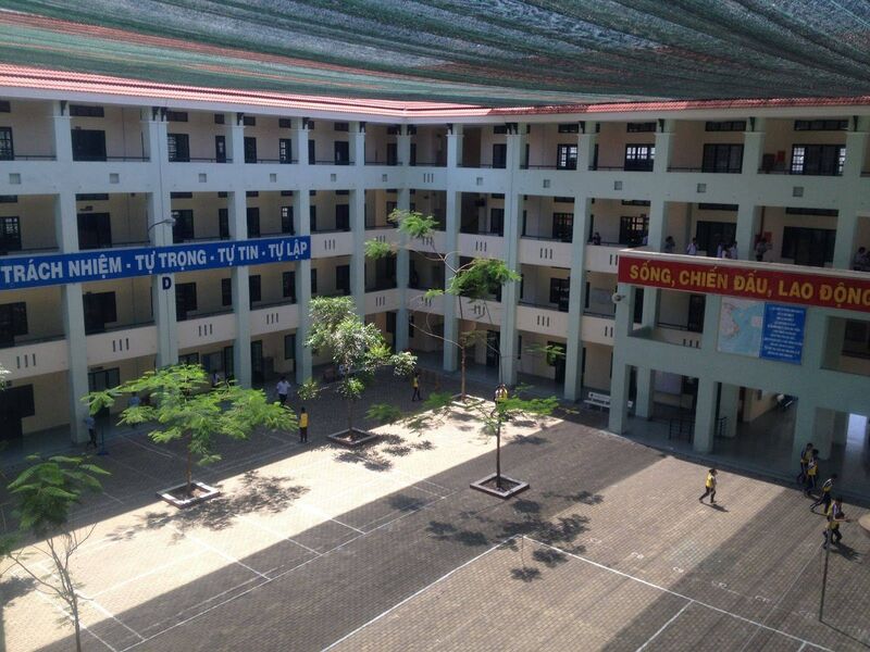 Khuôn viên rộng thoải mái của Trường trung học phổ thông Bình Hưng Hòa, TP.HCM 