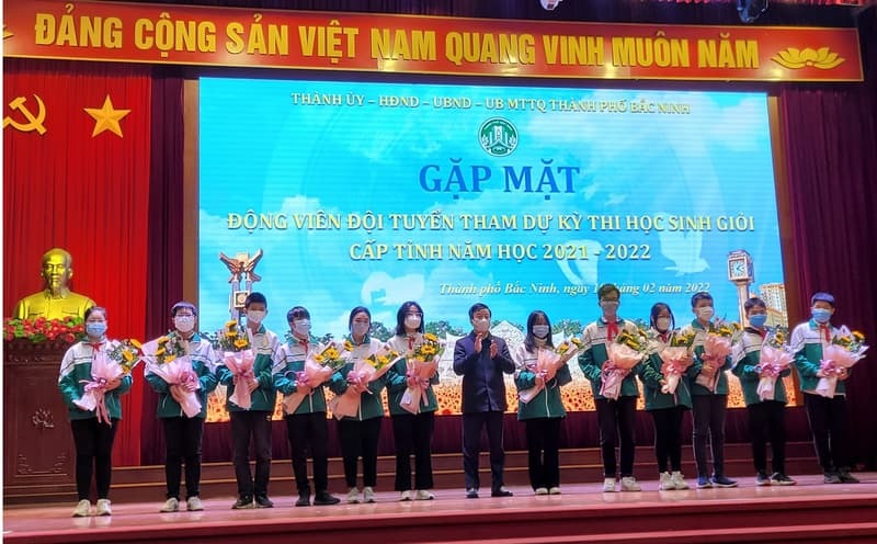 đánh giá Trường THPT Hoàng Quốc Việt có tốt không