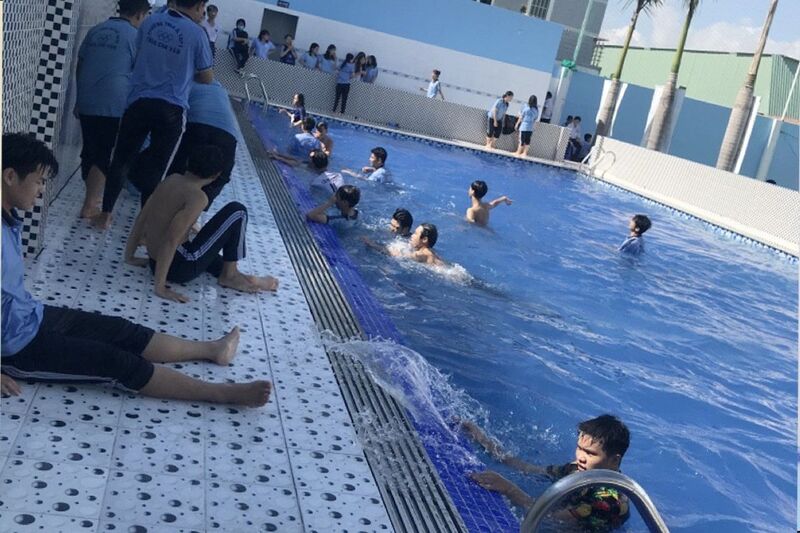 Hồ bơi trong trường THPT Trần Cao Vân