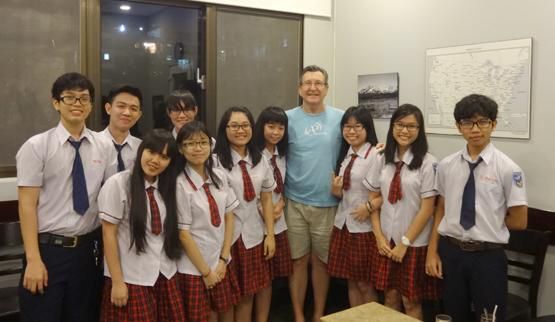 Học sinh cấp 3 trường An Dương Vương rèn luyện tiếng anh cùng người nước ngoài