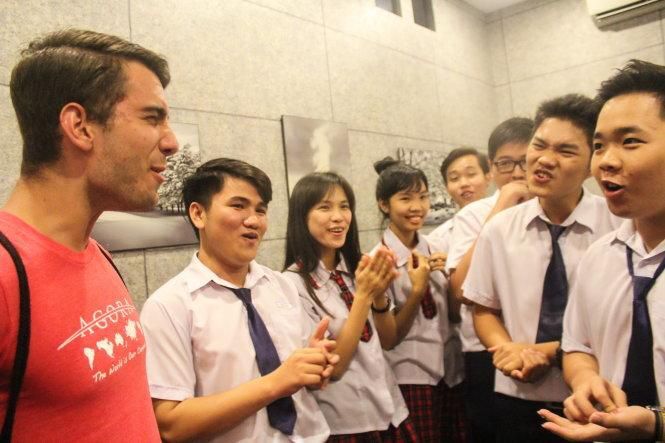 Học sinh trường An Dương Vương nói chuyện với người nước ngoài