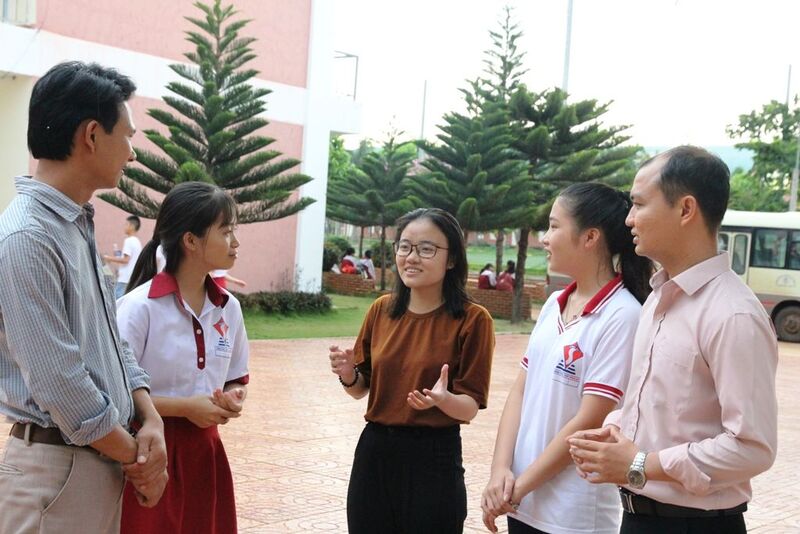 Một buổi sinh hoạt của học sinh và giáo viên trường THPT Đông Du