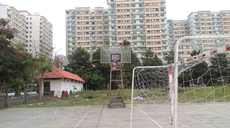 Một góc sân chơi bóng rổ tại Trường THPT Đông Du