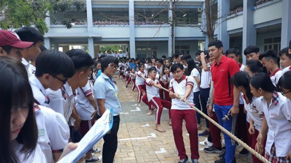 Nhà ngôi trường tổ chức triển khai những sinh hoạt thể dục thể thao nước ngoài khóa