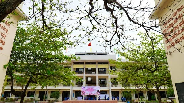 Đánh giá Trường THPT chuyên Lê Hồng Phong tỉnh Nam Định có tốt không?