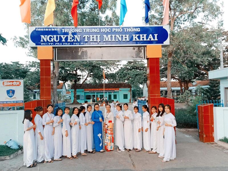 Cô và trò trường THPT Nguyễn Thị Minh Khai- Phú Yên