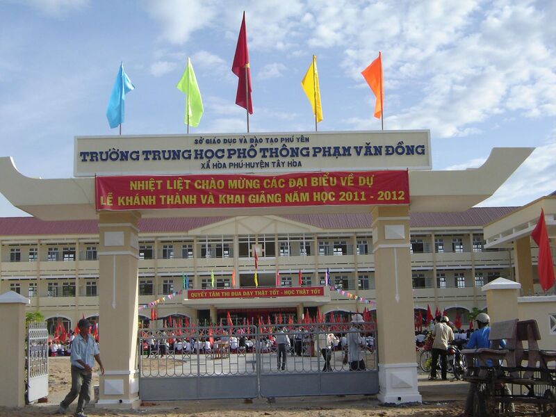 Trường THPT Phạm Văn Đồng nằm tại xã Hòa Phú, Huyện Tây Hoà, Phú Yên