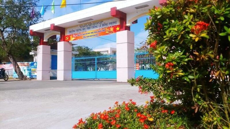 Cổng trường ấn tượng  tại Trường THPT Lê Hồng Phong - Phú Yên