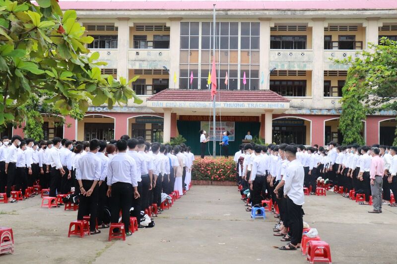 Nghi lễ chào cờ mỗi sáng thứ hai tại Trường THPT Trần Bình Trọng- Phú Yên