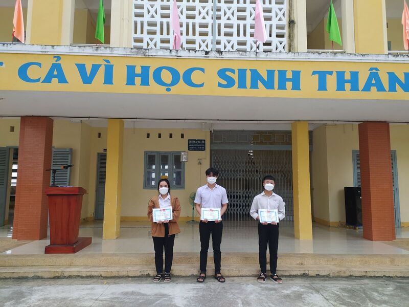 Học sinh giỏi được nhận thưởng tại Trường THPT Trần Quốc Tuấn- Phú Yên