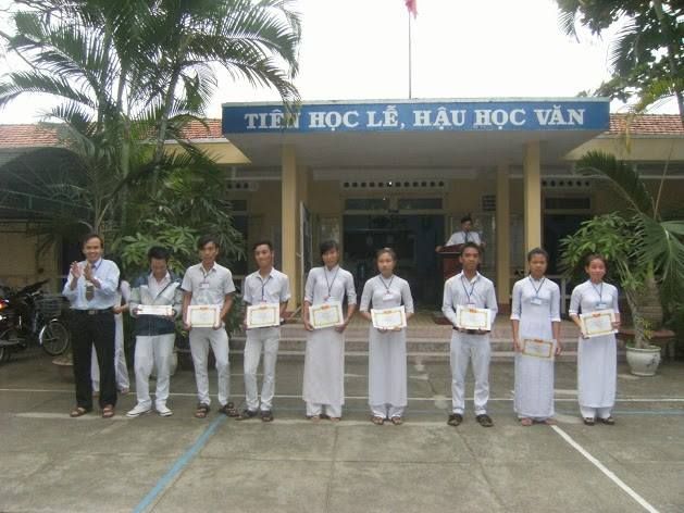 Học sinh được khen thưởng tại trường THPT Nguyễn Công Trứ