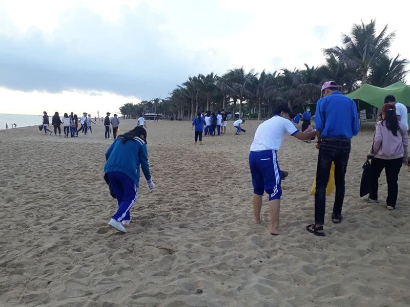 Đoàn trường ra quân lao động làm sạch bờ biển hưởng ứng chiến dịch "Làm sạch thế giới hơn 2019"