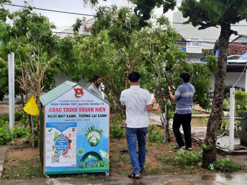 Giáo viên trường THPT Nguyễn Trường Tộ tích cực xây dựng vườn trường xanh sạch đẹp