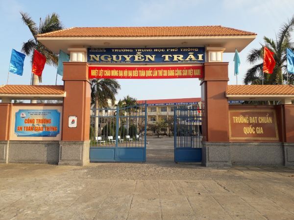 Cổng trường THPT Nguyễn Trãi