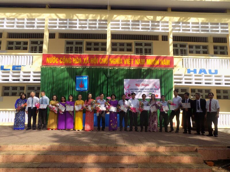 Đội ngũ giáo viên giỏi của trường THPT Nguyễn Huệ - Phú Yên