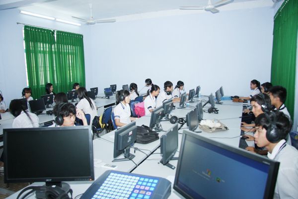 Hình ảnh học sinh học tập tại phòng máy tính 
