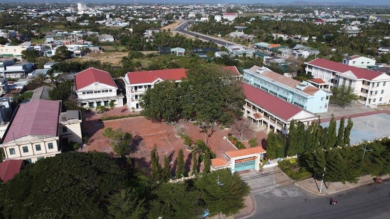 Hình ảnh trường THPT Dân tộc nội trú Ninh Thuận chụp từ trên cao.