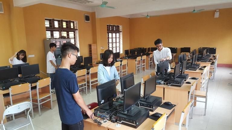 Phòng thực hành bộ môn tin học của trường THPT Hương Vinh