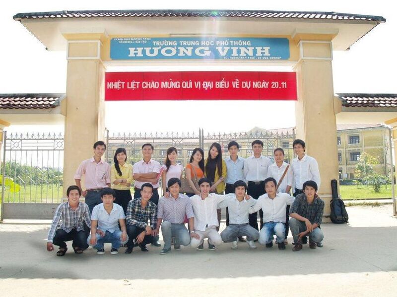 Học sinh cũ trường THPT Hương Vinh về chụp hình tại cổng trường